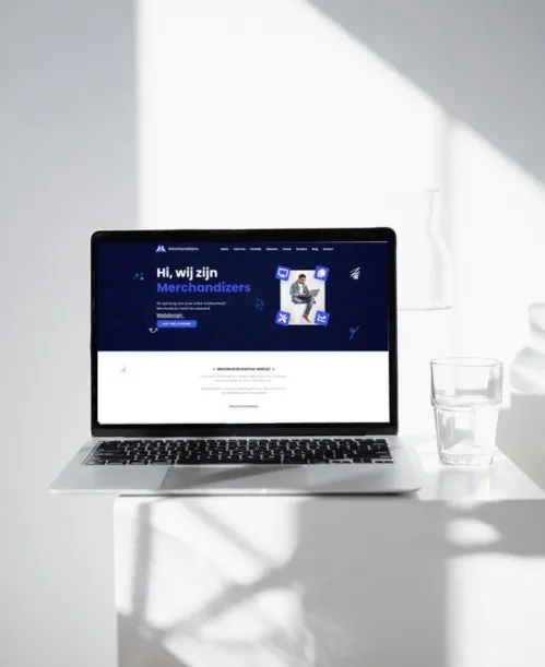 foto van laptop met openingspage van website merchandizers